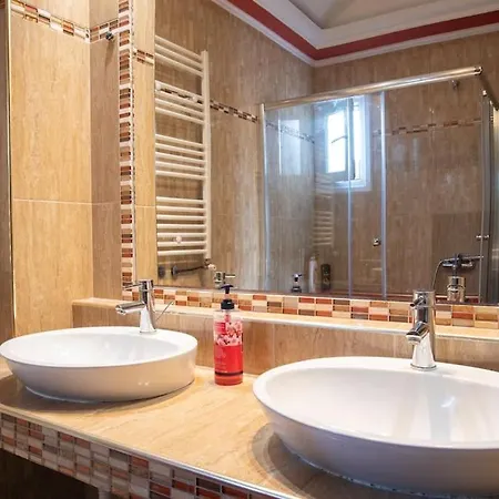 3 Bedrooms Luxury Apartment *